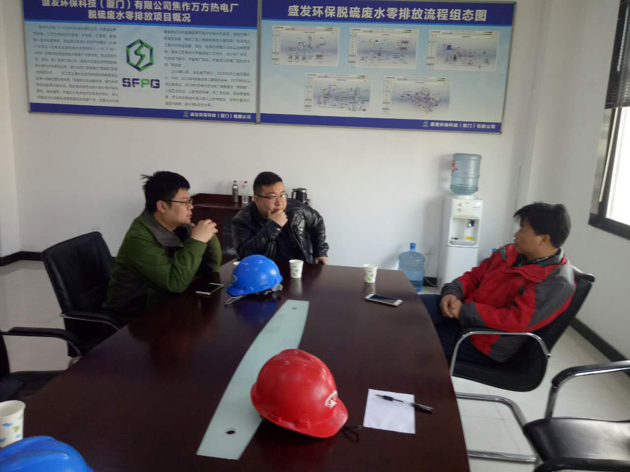 中電投上海成套電器設(shè)計(jì)院劉主任到焦作萬(wàn)方項(xiàng)目部做技術(shù)交流與合作。